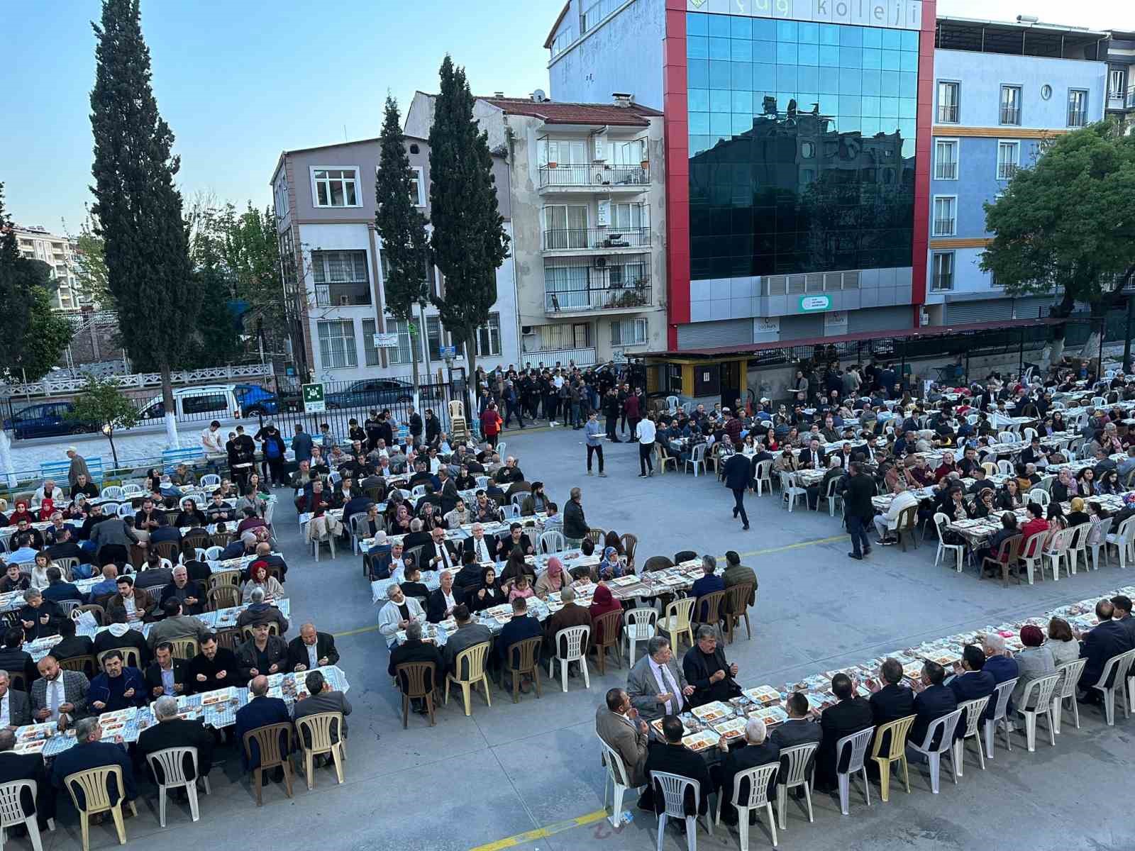 ÜLKÜCÜLER 2 BİN KİŞİYLE İFTAR YAPTI