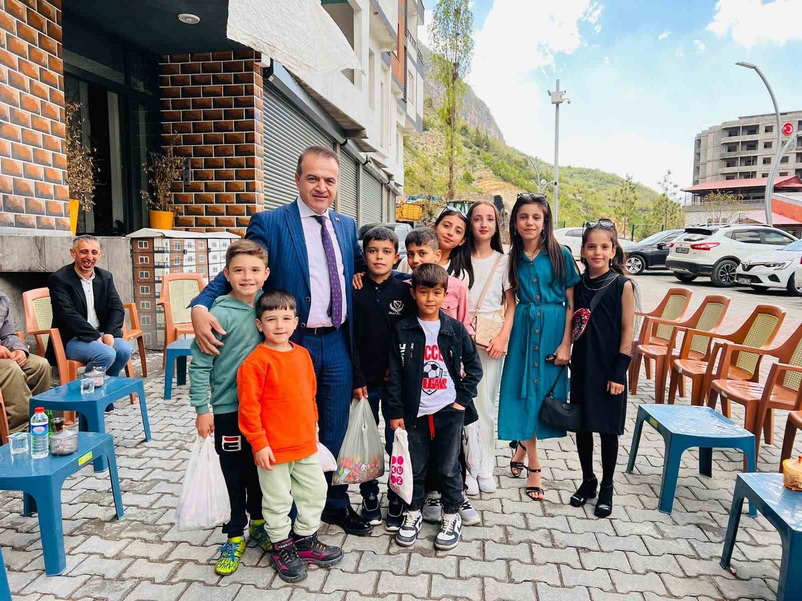 ŞIRNAK’IN ULUDERE İLÇESİNDE AK PARTİLİ BELEDİYE BAŞKANI BAYRAMIN İKİNCİ GÜNÜNDE