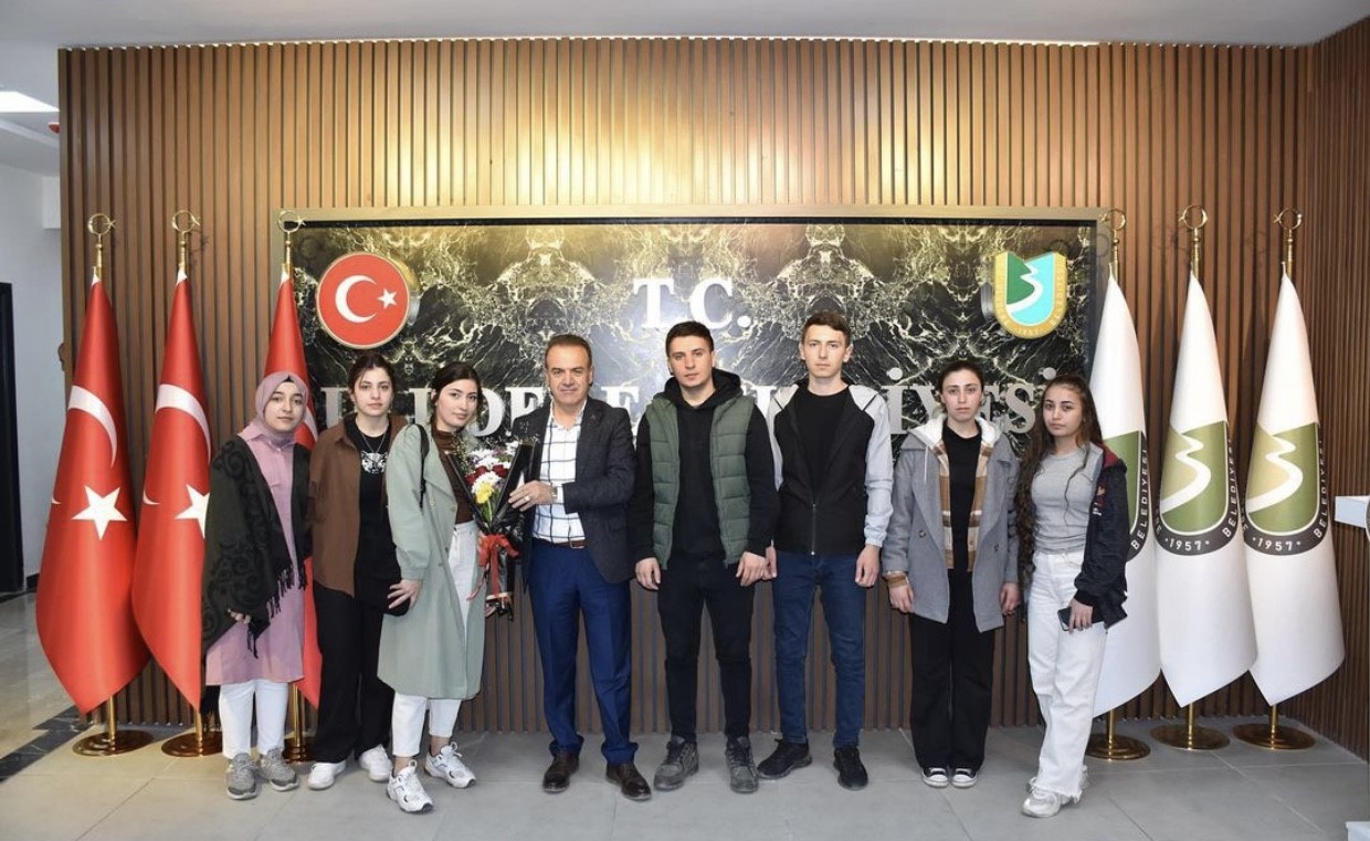 ŞIRNAK’IN ULUDERE İLÇESİNDE SINAVLARA HAZIRLANAN ÖĞRENCİLERE DESTEK VEREN BELEDİYE BAŞKANI