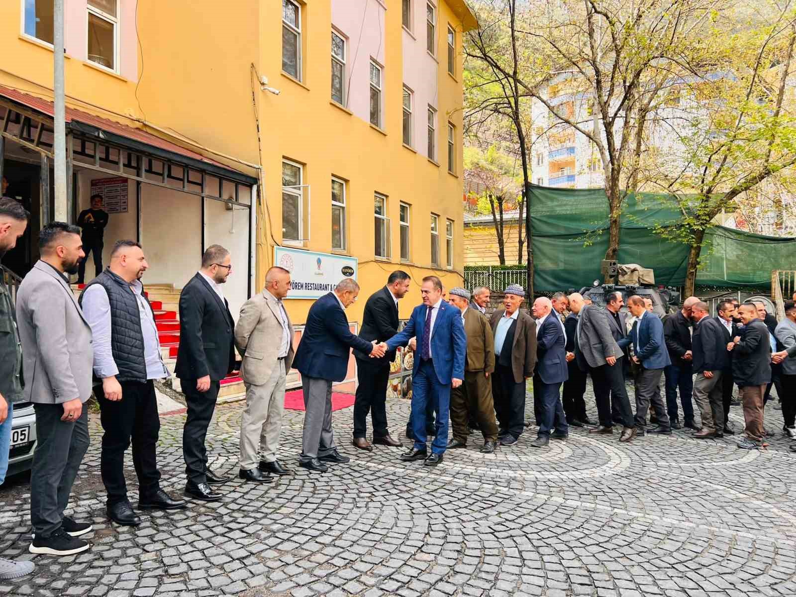 ŞIRNAK’IN ULUDERE İLÇESİNDE RAMAZAN BAYRAMI SEVİNCİ BAŞLADI. BELEDİYE BAŞKANI SAİT