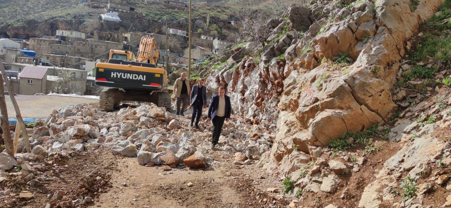 ŞIRNAK’IN ULUDERE İLÇESİNDE AK PARTİLİ BELEDİYE, MAHALLE ARALARINDA YOL AÇMA