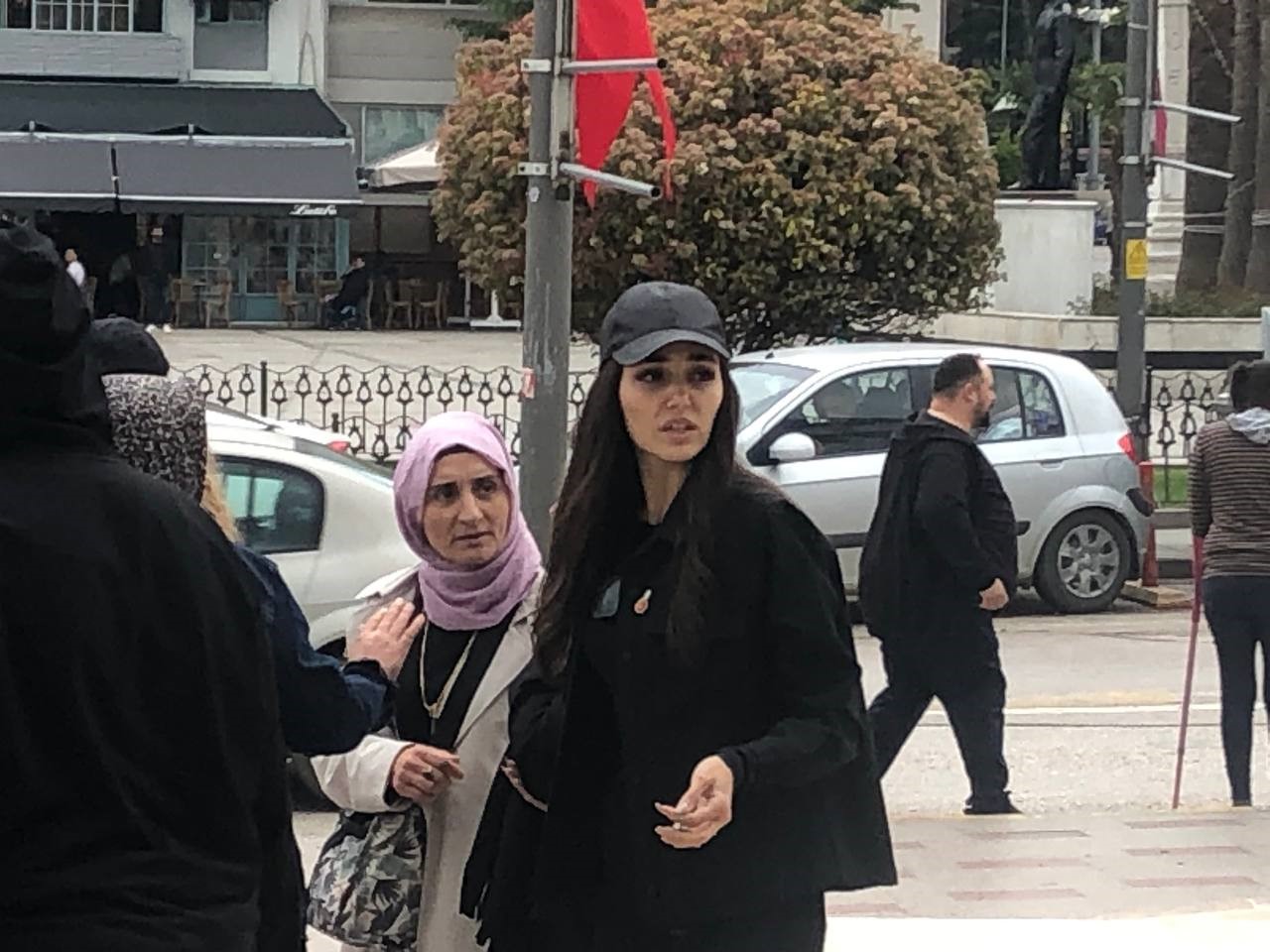 CENAZE TÖRENİNE KATILAN HANDE ERÇEL'İN OLDUKÇA ÜZGÜN OLDUĞU GÖRÜLDÜ.