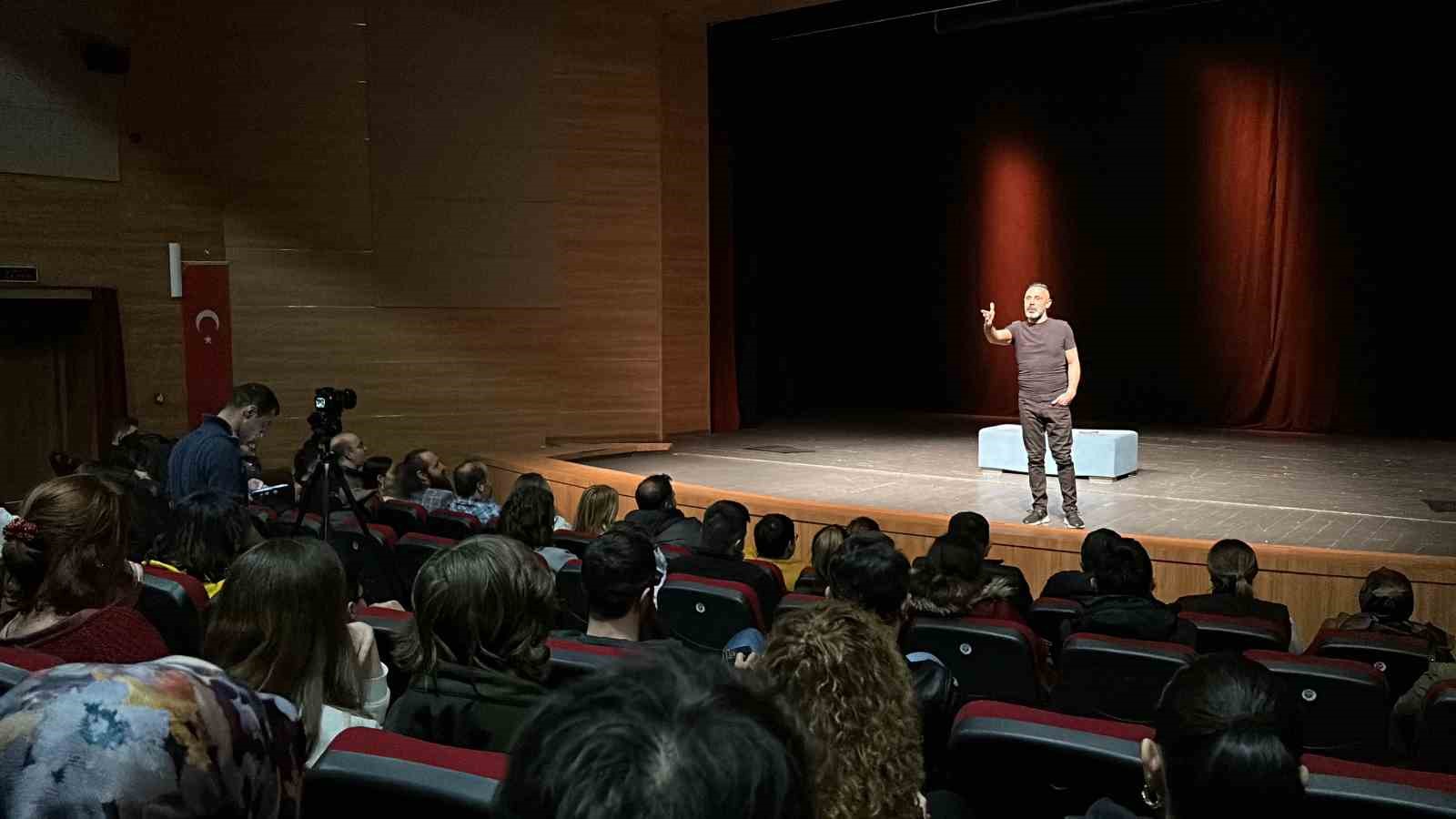 UMUT OĞUZ, DÜZCE’DE KÜLTÜR MERKEZİNDE ‘MIKNATIS’ İSİMLİ TEK KİŞİLİK STAND-UP
