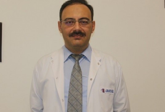 VAN’DA URARTU GÖZ UZMANLARINDAN OPERATÖR DR. ÖZGÜR BÜLENT TİMUÇİN, ŞAŞILIK