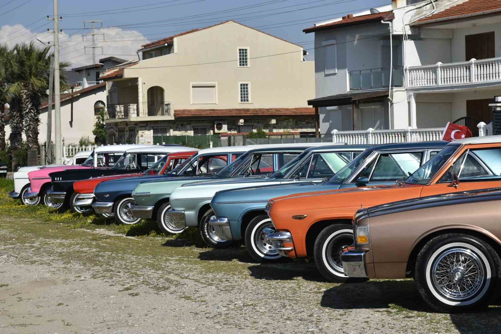URLA'DA KLASİK OTOMOBİLLER GÖZ KAMAŞTIRDI