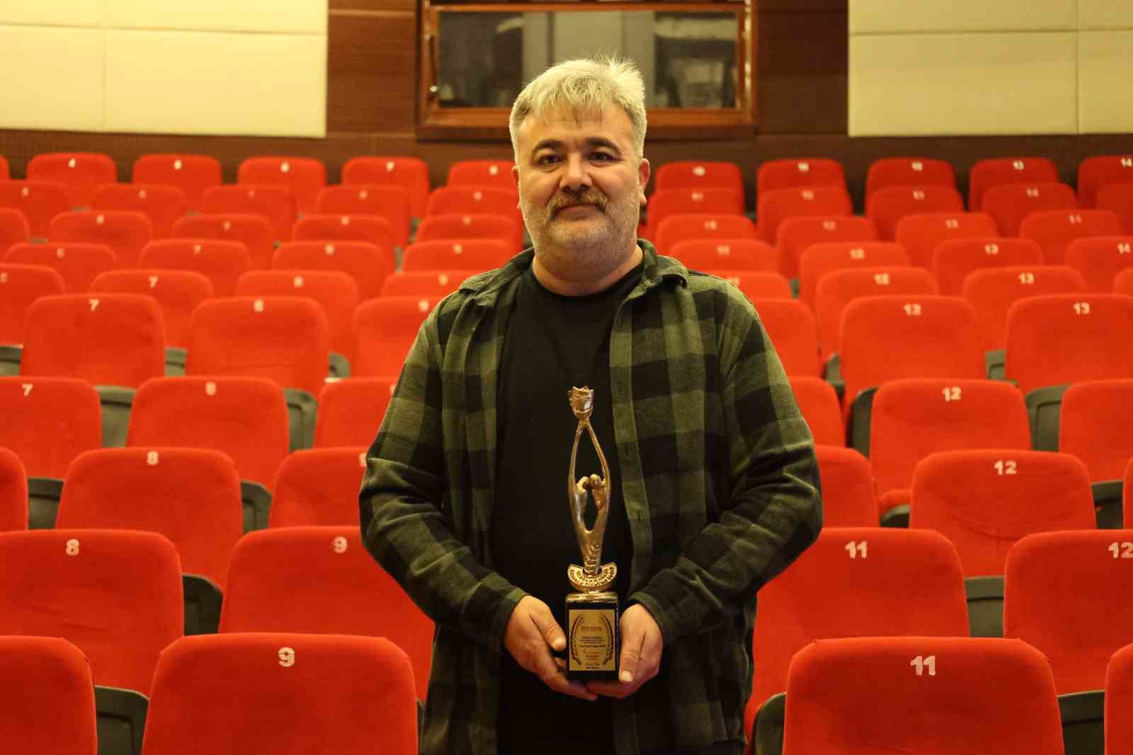 UŞAK ŞEHİR TİYATROSU GENEL SANAT YÖNETMENİ MURAT ÇUBUKÇU, TİYATRO GAZETESİ’NİN