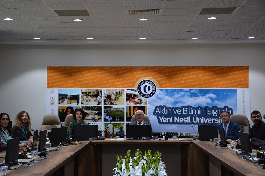 UŞAK ÜNİVERSİTESİ EĞİTİM FAKÜLTESİNDE YER ALAN TÜRKÇE ÖĞRETMENLİĞİ VE İLKÖĞRETİM