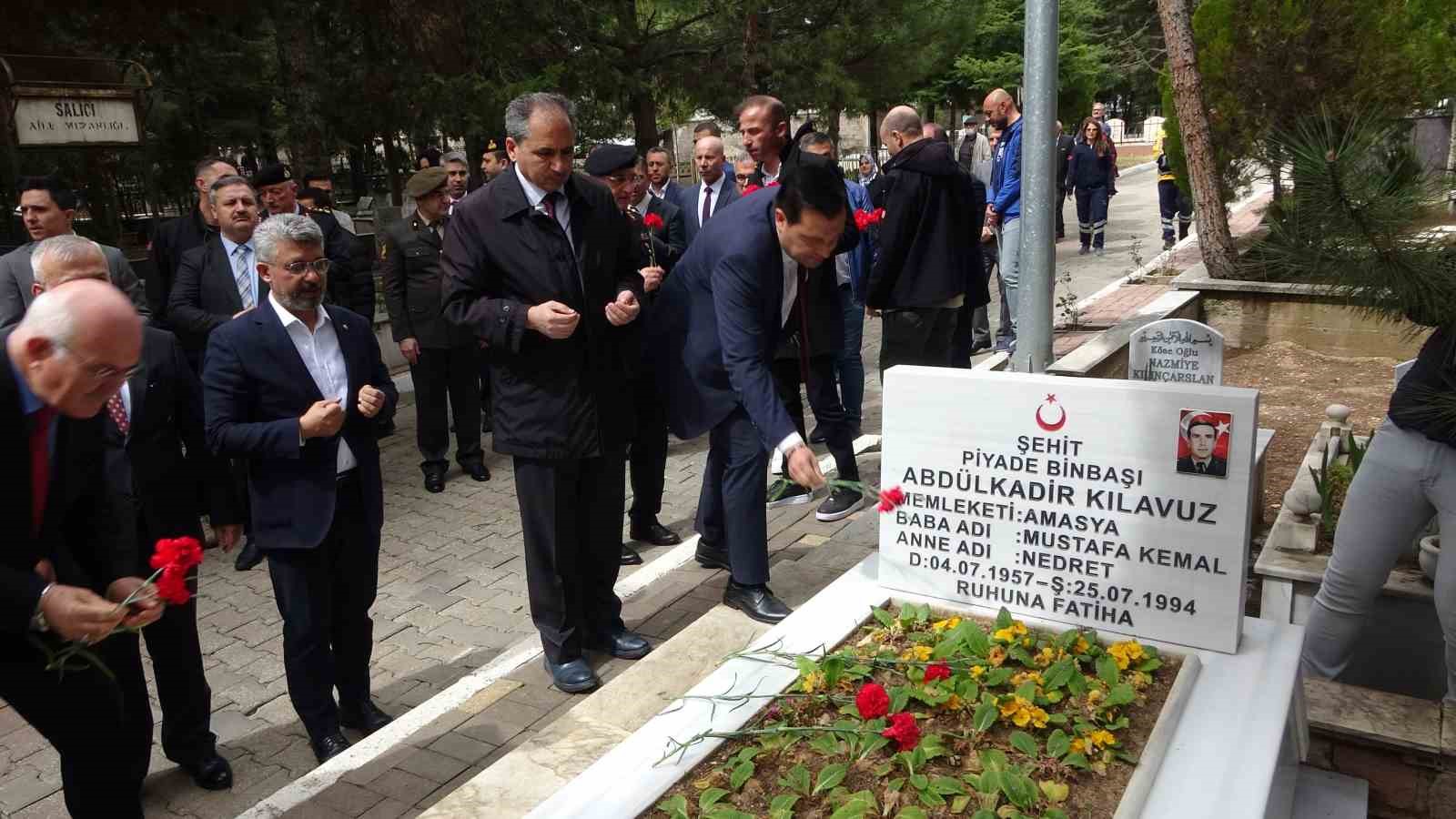 UŞAK’TA RAMAZAN BAYRAMI’NIN GELMESİYLE BİRLİKTE KENT PROTOKOLÜ ŞEHİTLERİ MEZARI BAŞINDA