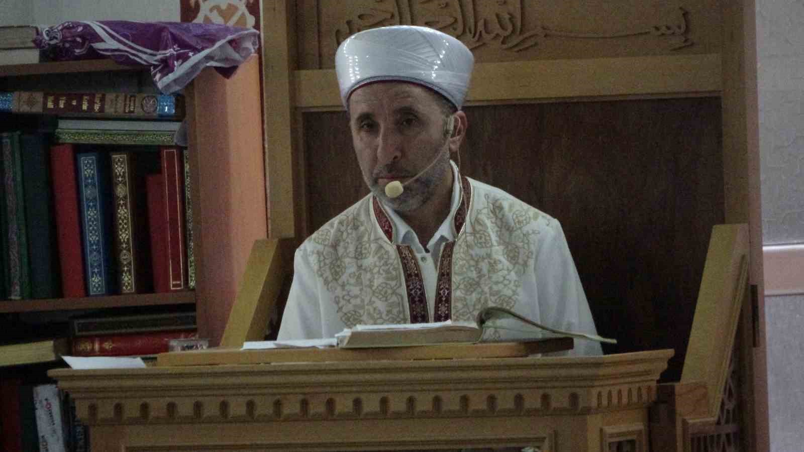 UŞAK’TA BİNLERCE VATANDAŞ RAMAZAN BAYRAMI DOLAYISIYLA CAMİLERİ DOLDURARAK BAYRAM NAMAZI