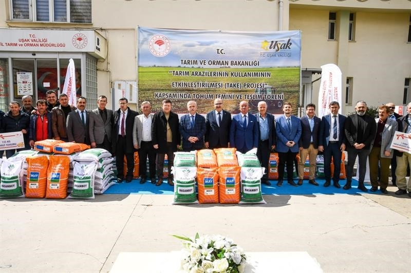 UŞAK'TA ÜRETİCİLERE TARIM VE ORMAN İL MÜDÜRLÜĞÜ TARAFINDAN BİN TORBA