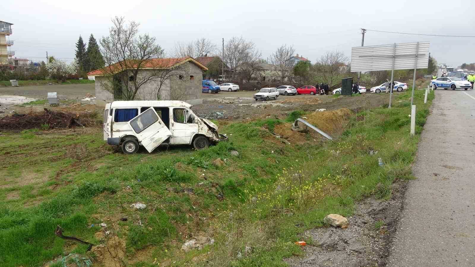 UŞAK’TA 3 ARACIN KARIŞTIĞI TRAFİK KAZASINDA BİR SERVİS TAKLA ATARAK