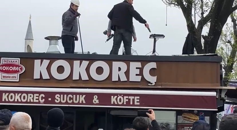 ÜSKÜDAR'DA RUHSATSIZ BİR İŞLETMEYİ YIKIM İÇİN GELEN ZABITA EKİPLERİNİ, KİMLİĞİ