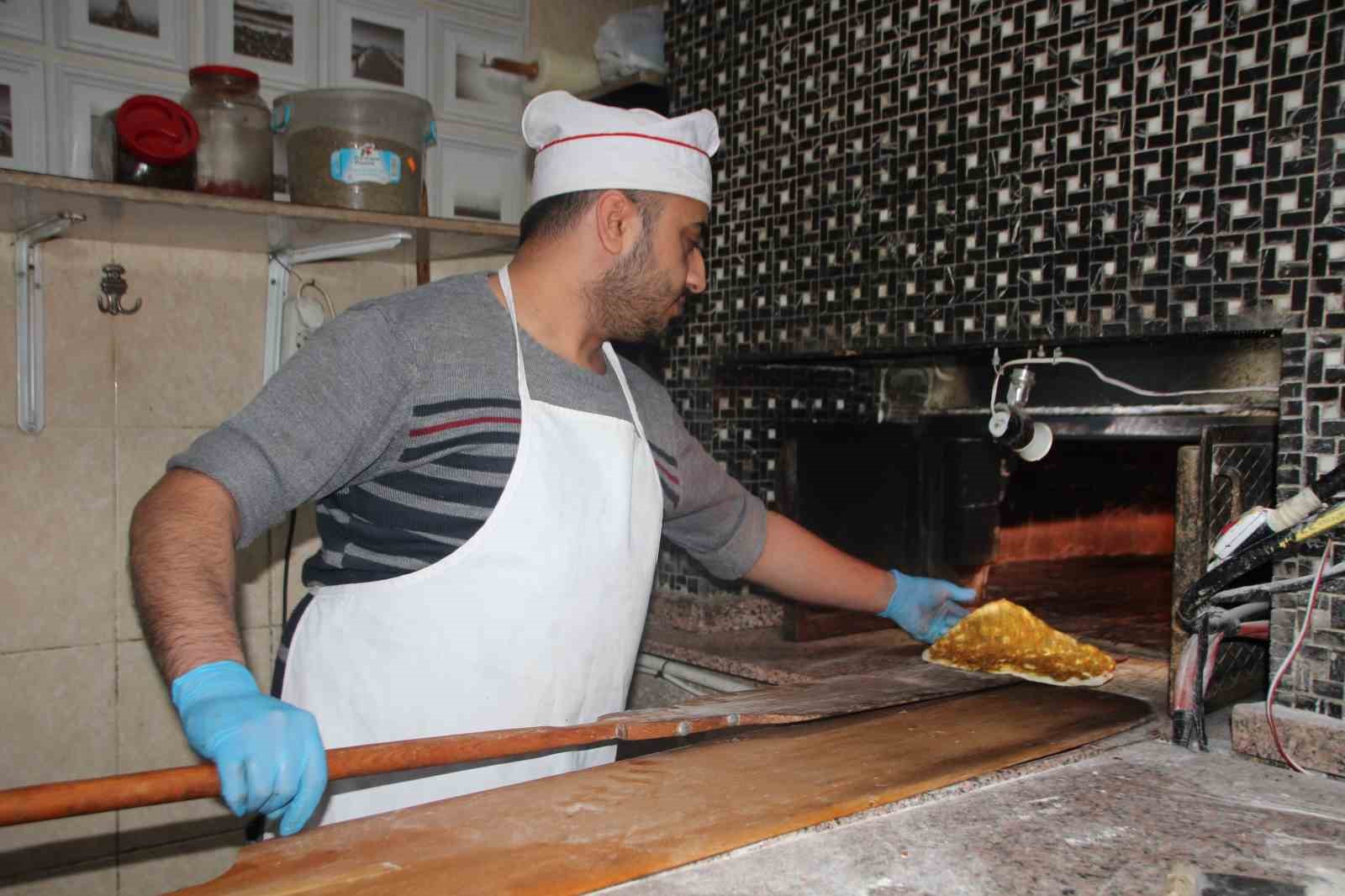 BİLECİK'TE RESTORANLARDA ÇALIŞAN USTALAR, SICAKLIĞI 300 DERECEYE KADAR YÜKSELEN FIRINDA