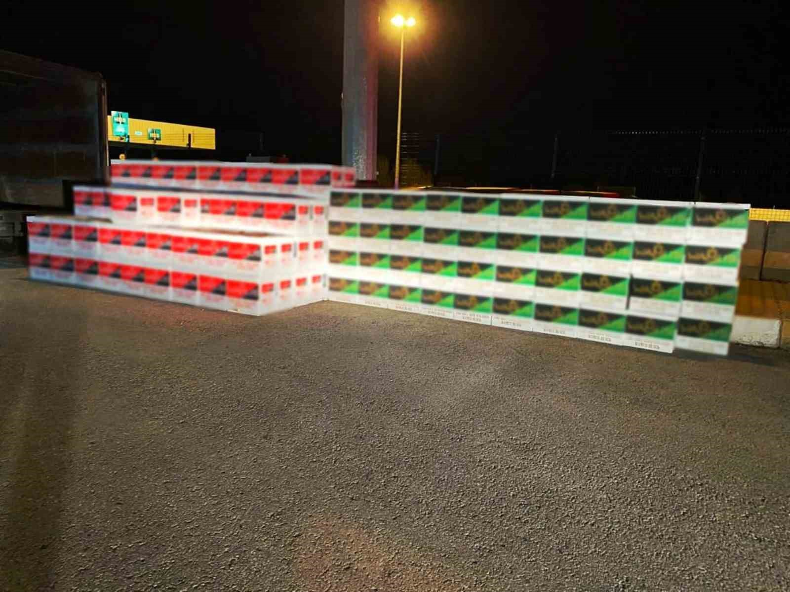 NİĞDE’DE POLİS EKİPLERİ TARAFINDAN YAPILAN ÇALIŞMALARDA, EKİPLERİN ARAMA YAPTIĞI ARAÇ