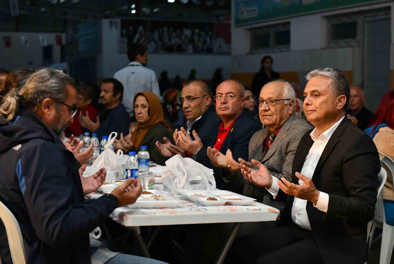 MURATPAŞA BELEDİYE BAŞKANI ÜMİT UYSAL, SEDİR MAHALLESİ’NDE DÜZENLENEN İFTARDA “SİYASETİN