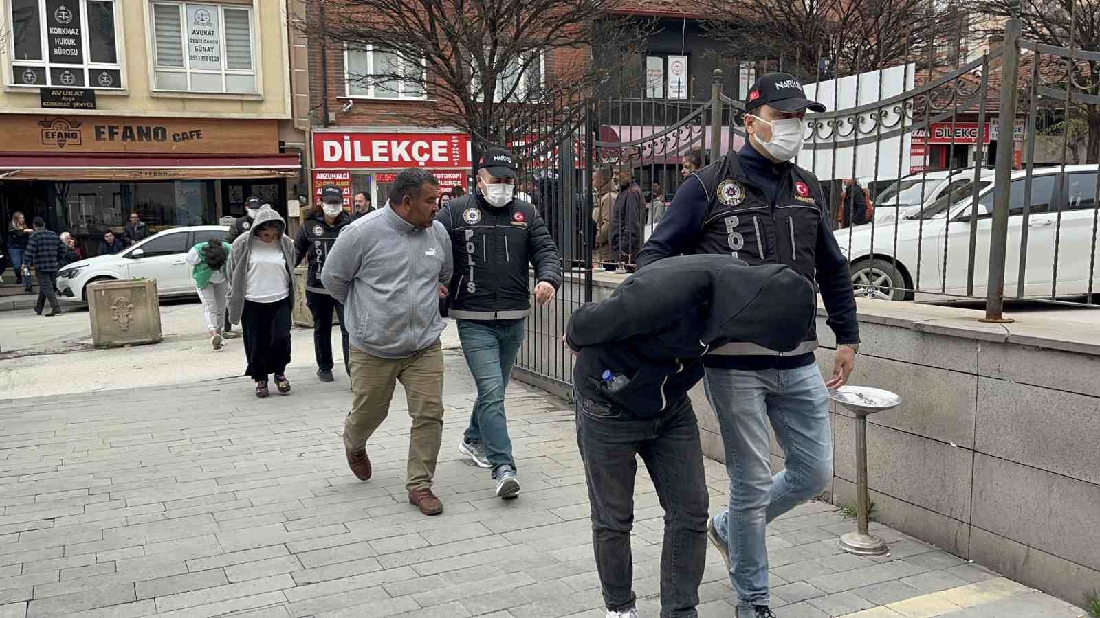 ESKİŞEHİR’DE GERÇEKLEŞTİRİLEN OPERASYONDA 5,5 KİLOGRAM UYUŞTURUCU MADDE İLE YAKALANAN 4