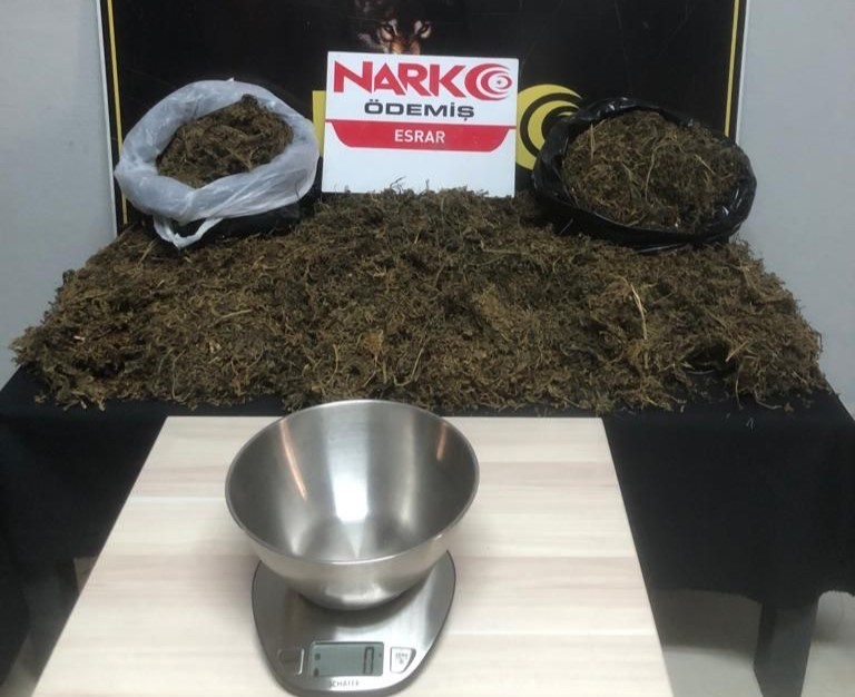 İZMİR'İN ÖDEMİŞ İLÇESİNDE UYUŞTURUCU TİCARETİ YAPTIĞI BELİRLENEN BİR KİŞİ POLİS