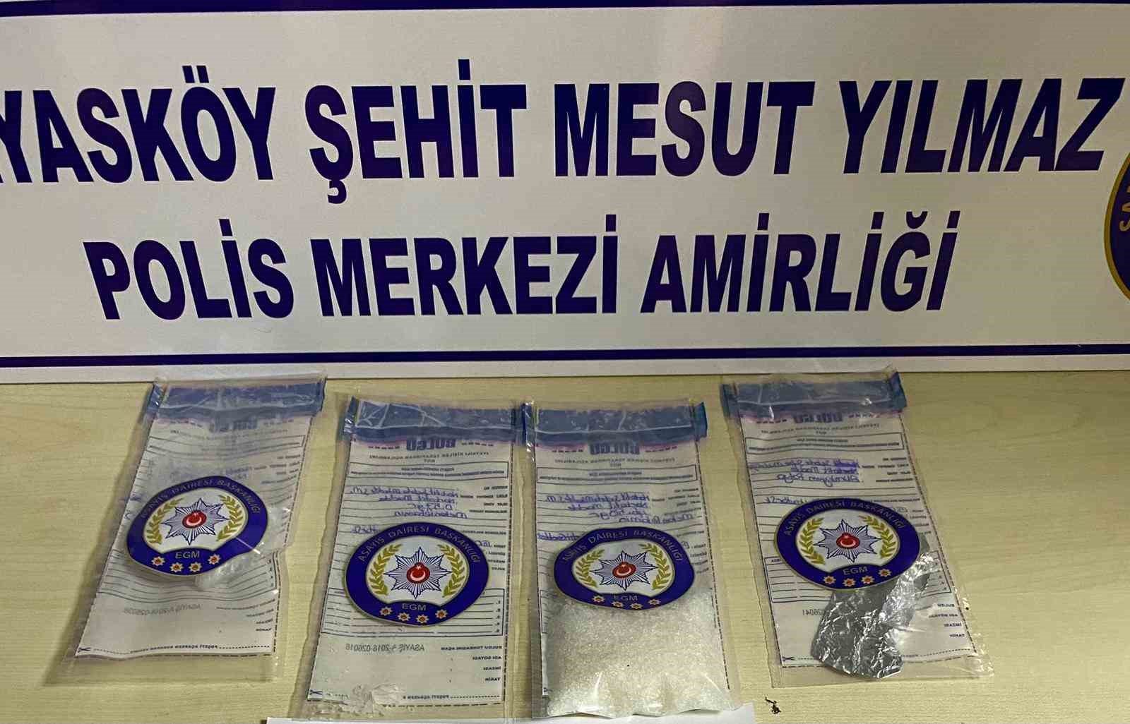 SAMSUN"DA POLİSİN ŞÜPHEL ÜZERİNE  ÜZERİNDE YAPTIĞI ARAMADA UYUŞTURUCU ELE