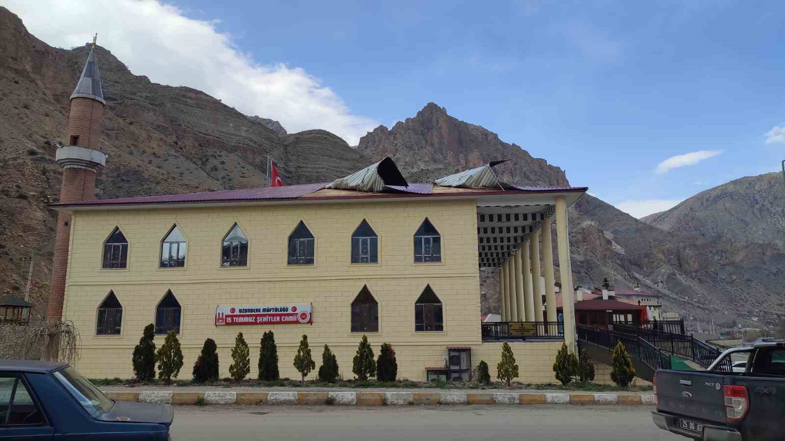 ERZURUM'UN UZUNDERE İLÇESİNDE FIRTINA ETKİLİ OLDU.