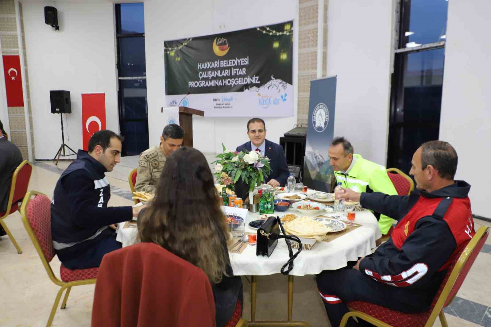 HAKKARİ VALİSİ VE BELEDİYE BAŞKAN VEKİLİ İDRİS AKBIYIK, BELEDİYE PERSONELİYLE