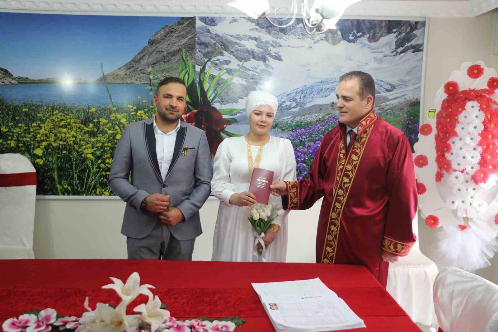 KAHRAMANMARAŞ MERKEZLİ DEPREMLERİN ARDINDAN ADIYAMAN'DAN GELEREK HAKKARİ'DE MİSAFİR OLAN 