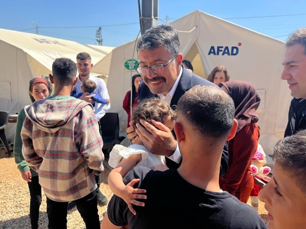 VALİ ALİ ÇELİK, DEPREM BÖLGESİNDE GÖNÜLLERİ FETHETTİ