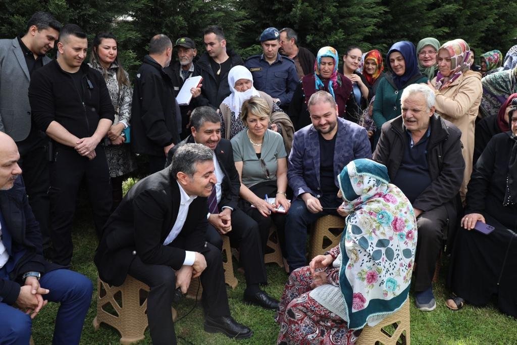 DÜZCE VALİSİ CEVDET ATAY, VATANDAŞLARIN AYAKLARINA GİDİP SIKINTILARINI YERİNDE DİNLEMEYE