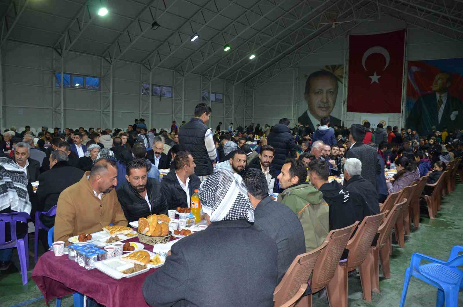 ŞIRNAK VALİSİ OSMAN BİLGİN, BEYTÜŞŞEBAP İLÇESİNDE VATANDAŞLARLA BİRLİKTE İFTAR AÇTI.