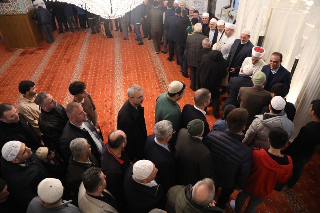 DÜZCE VALİ VEKİLİ HALUK ÇAKMAK MERKEZ BÜYÜK CAMİİ’DE DÜZCELİ VATANDAŞLARIN