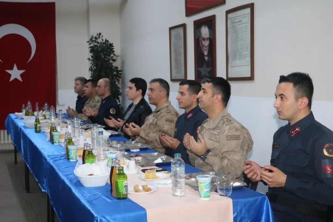 VALİ VEKİLİ MUHAMMED FURKAN TUNA, İL JANDARMA KOMUTANLIĞI’NDA ASKERLERLE BİRLİKTE
