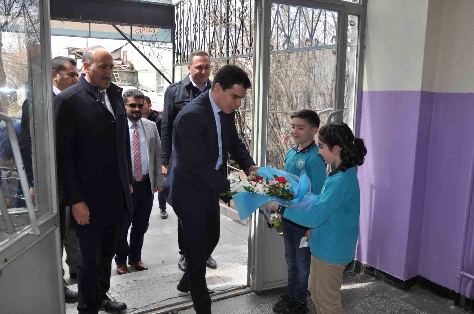 VALİ VEKİLİ TUNA, ARA TATİLİN SON GÜNÜNDE ÖĞRENCİLERLE BULUŞARAK BAYRAMLARINI