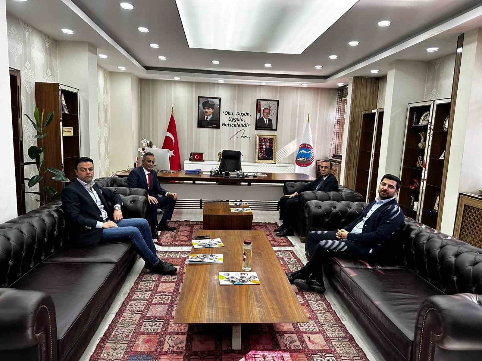 VALİ’DEN BAŞKAN KARADOĞAN’A TEBRİK ZİYARETİ