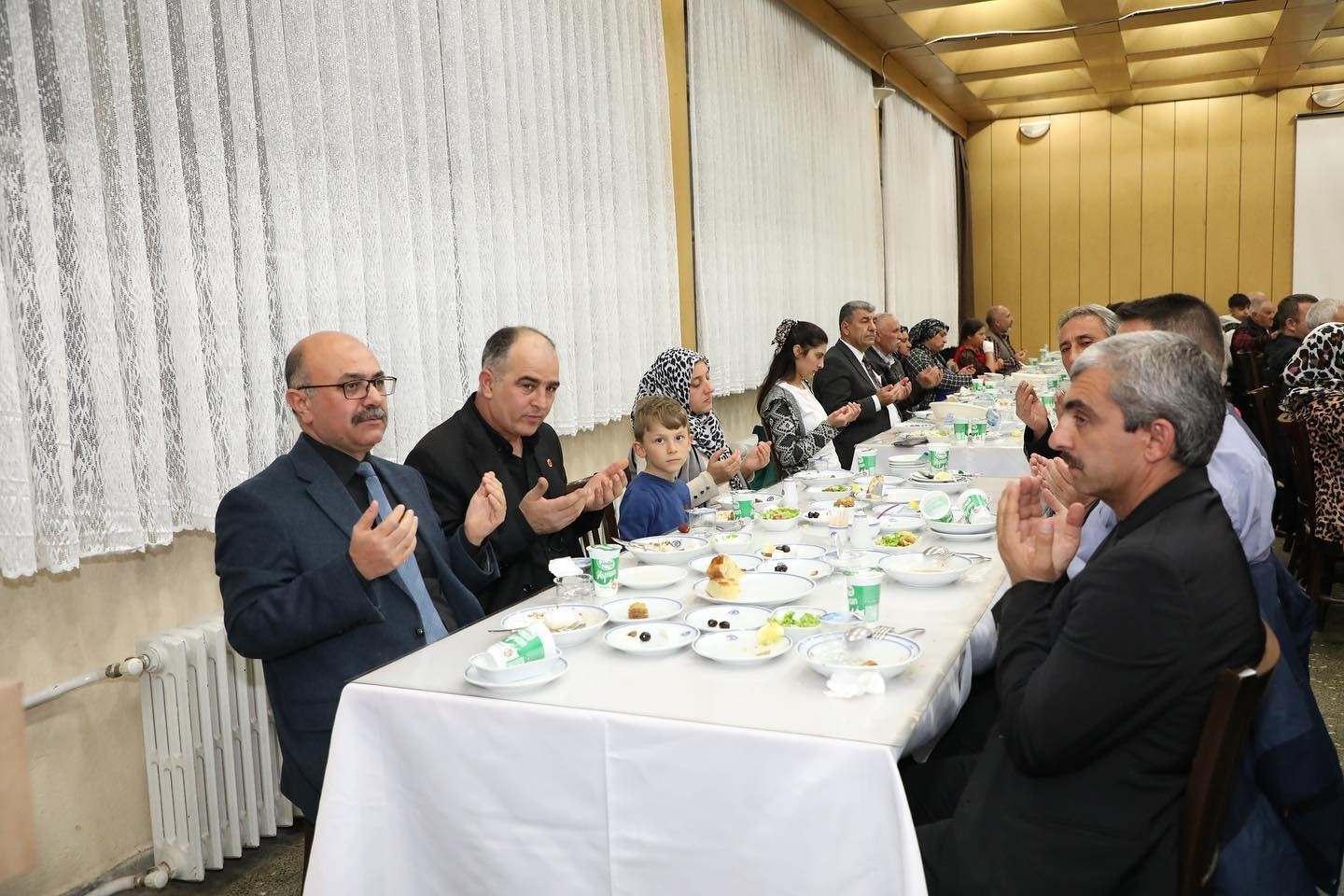 VALİLİKTEN ROMAN VATANDAŞLARA İFTAR