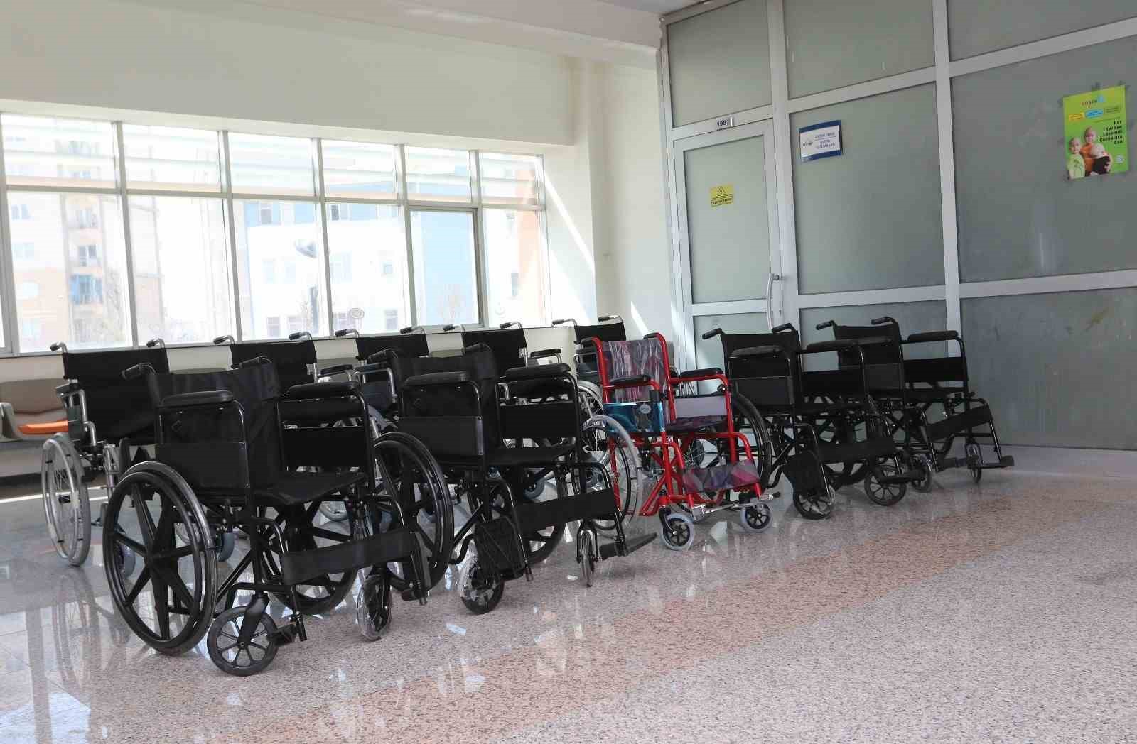 VAN BÜYÜKŞEHİR BELEDİYESİ, DÜŞÜK GELİRLİ 10 ENGELLİ VATANDAŞA RAMAZAN BAYRAMI