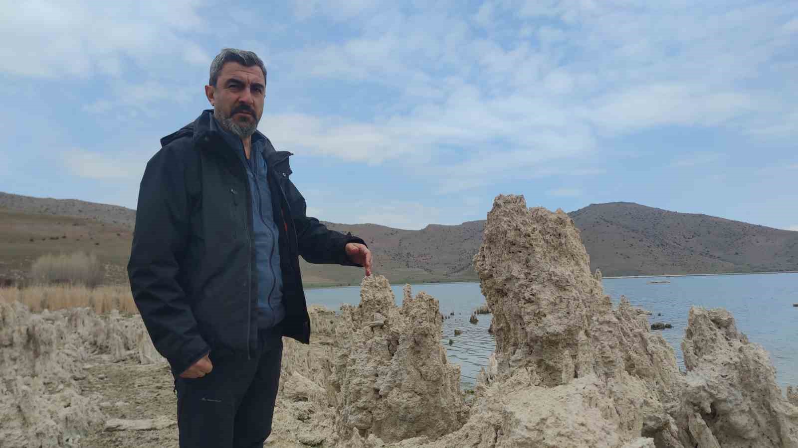 VAN GÖLÜ'NÜN BAZI KIYI BÖLGELERİNDE SULARIN ÇEKİLMESİ, GÖLÜN DERİNLİKLERİNDE YER