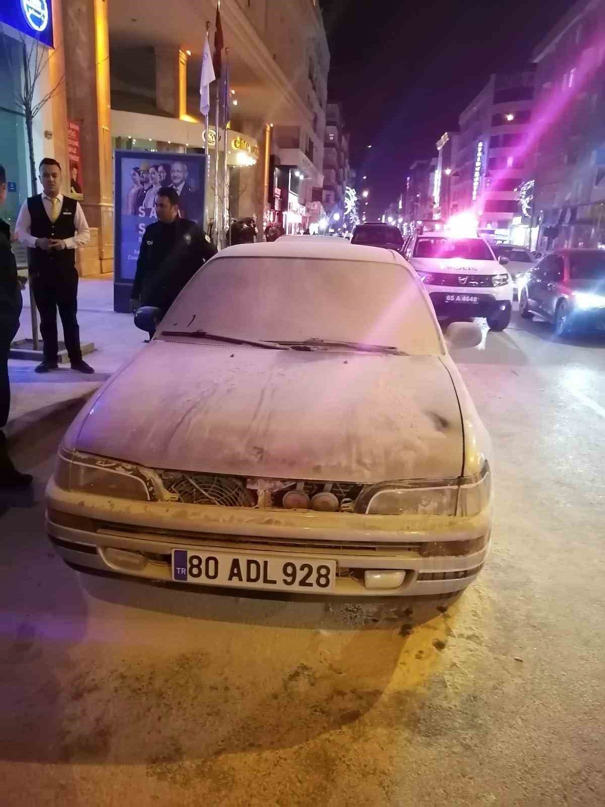 VAN’IN İPEKYOLU İLÇESİNDE YANAN OTOMOBİL, İTFAİYE EKİPLERİNİN MÜDAHALESİYLE SÖNDÜRÜLDÜ.
