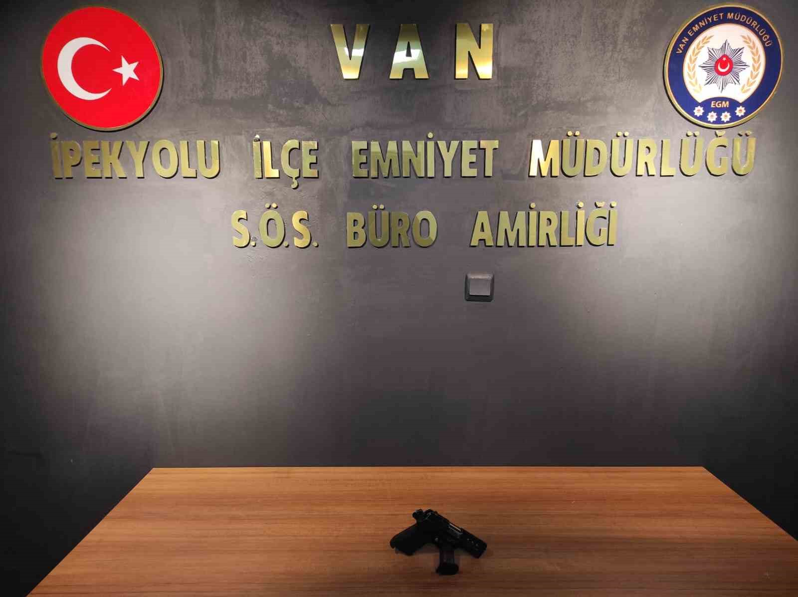 VAN’DA DEĞİŞİK SUÇLARDAN ARANMASI BULUNUN 18 KİŞİ TUTUKLANDI.