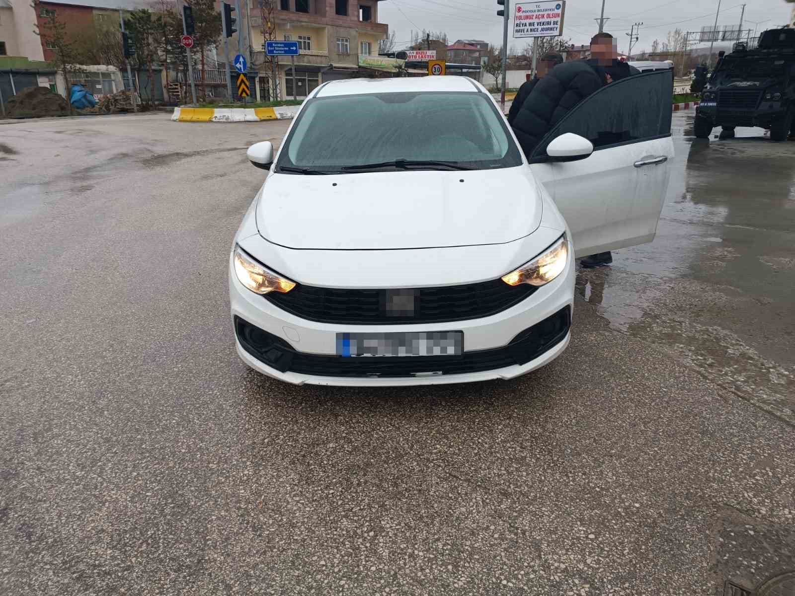 VAN’DA DEĞİŞİK SUÇLARDAN ARANMASI BULUNAN 22 KİŞİ TUTUKLANDI.