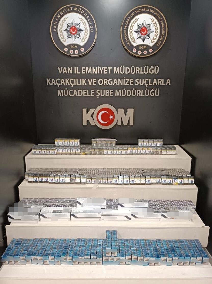 VAN’DA POLİS EKİPLERİNCE YAPILAN ÇALIŞMALARDA GÜMRÜK KAÇAKÇILIĞI MALZEMELER ELE GEÇİRİLDİ.