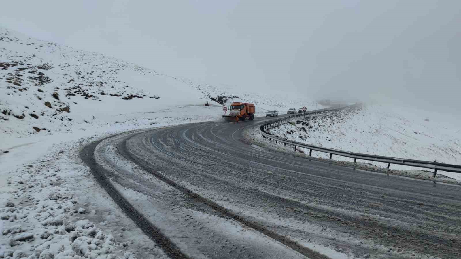 VAN'DA ETKİLİ OLAN KAR YAĞIŞI YÜKSEK KESİMLERDE HAYATI OLUMSUZ YÖNDE