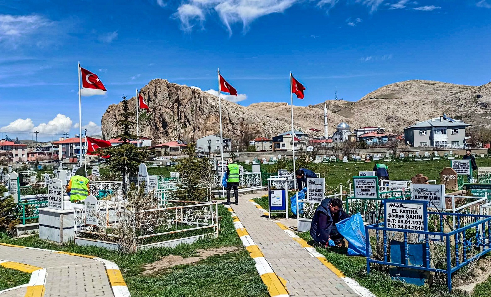 VAN BÜYÜKŞEHİR BELEDİYESİ, RAMAZAN BAYRAMI ÖNCESİNDE KENTTEKİ MEZARLIKLARDA TEMİZLİK, BAKIM