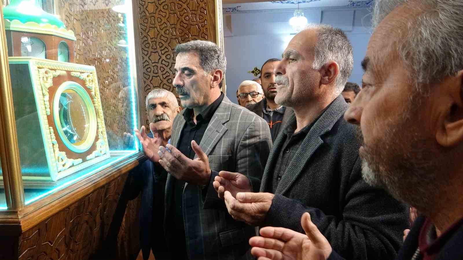 VAN’DA ZİYARETE AÇILAN SAKAL-I ŞERİF’İ GÖRMEK İSTEYEN VATANDAŞLAR CAMİDE KUYRUK
