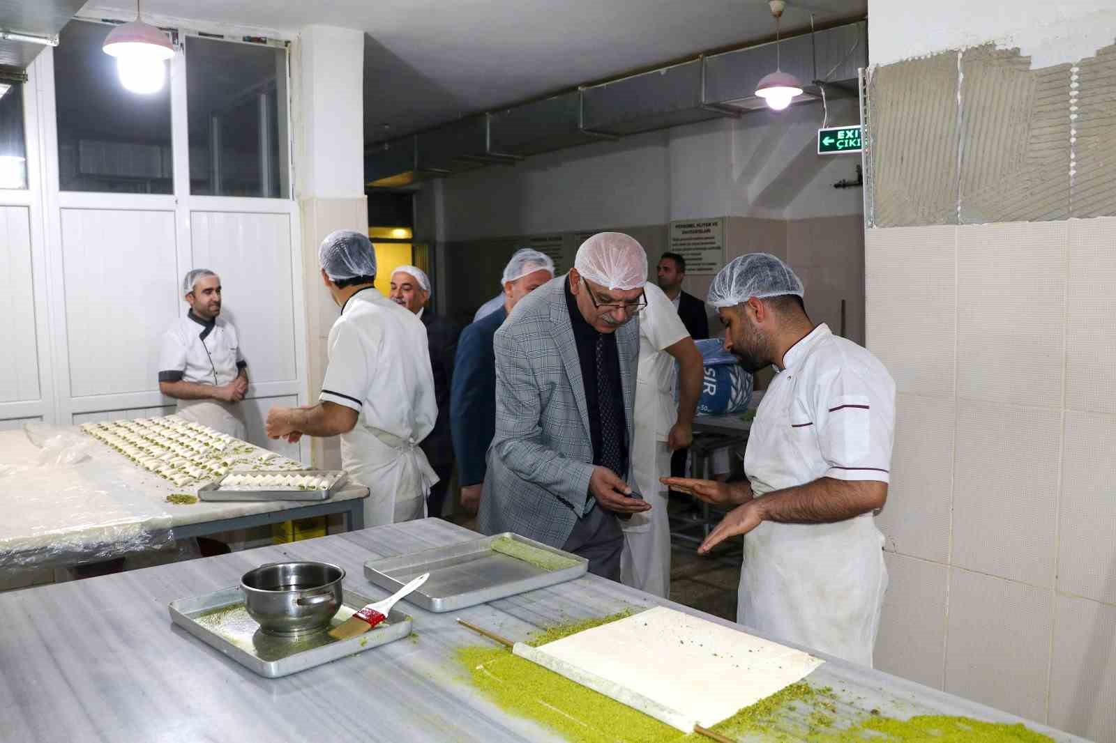 VAN BÜYÜKŞEHİR BELEDİYESİ, RAMAZAN BAYRAMI ÖNCESİNDE KENT GENELİNDEKİ TATLI İMALATHANELERİ