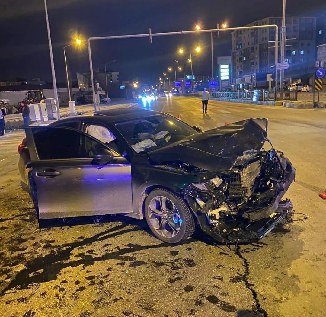 VAN'DA MEYDANA GELEN TRAFİK KASINDA 3 KİŞİ DE YARALANDI.