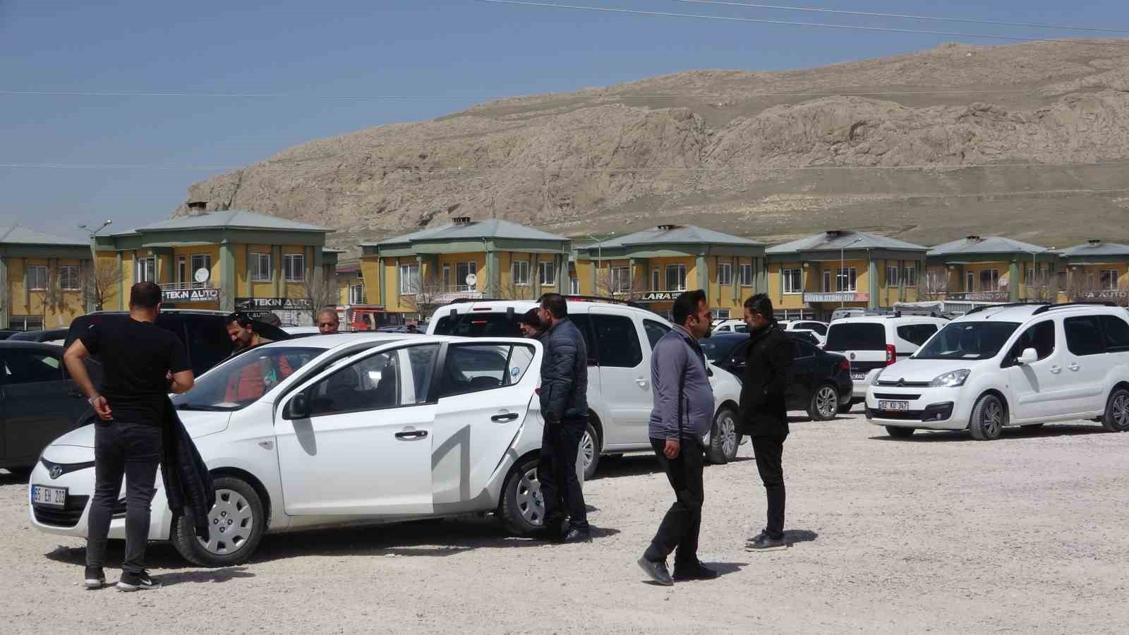 VAN'IN MERKEZ TUŞBA İLÇESİNDEKİ İKİNCİ EL AÇIK OTO PAZARINDA RAMAZAN
