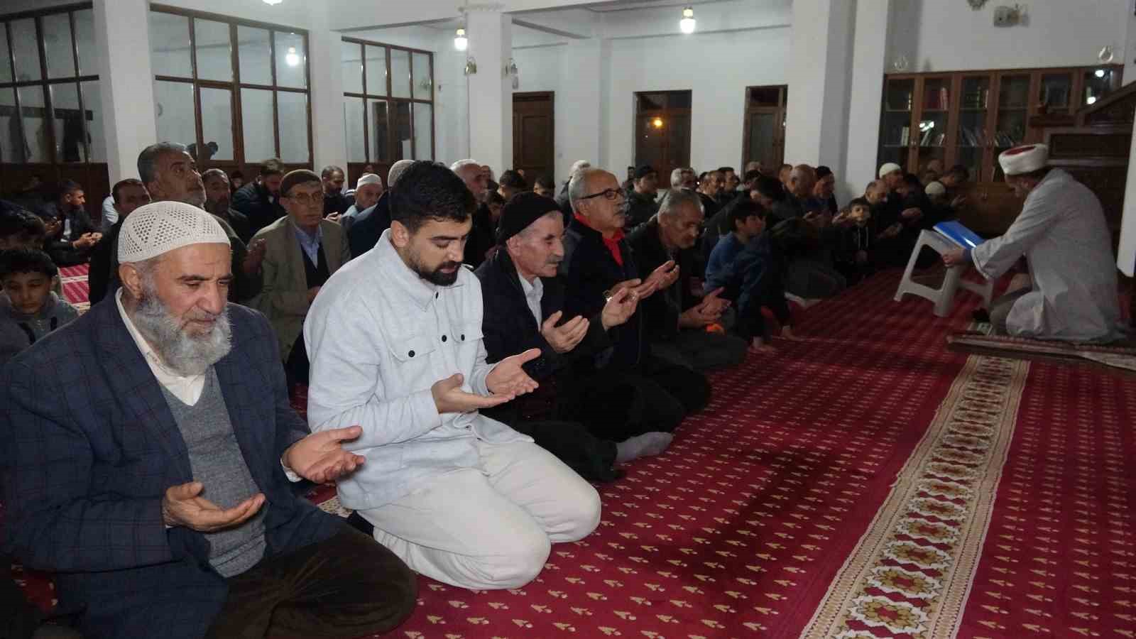 KUR'AN-I KERİM'İN İNDİRİLDİĞİ GECE OLAN VE BİN AYDAN DAHA HAYIRLI