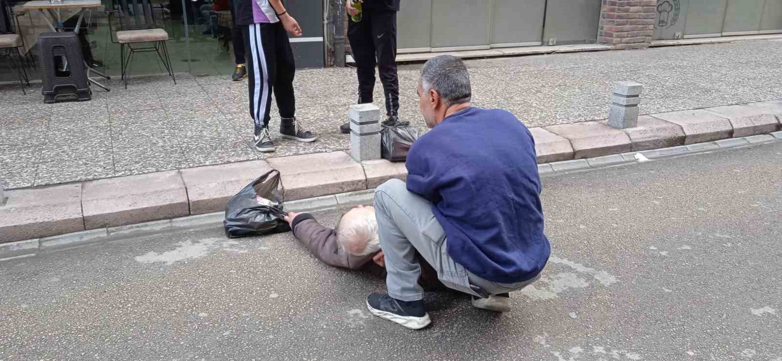 VATANDAŞIN YERE YIĞILDIĞINI GÖREN SOKAKTAKİ ESNAF, İLK MÜDAHALEYİ YAPTIKTAN SONRA