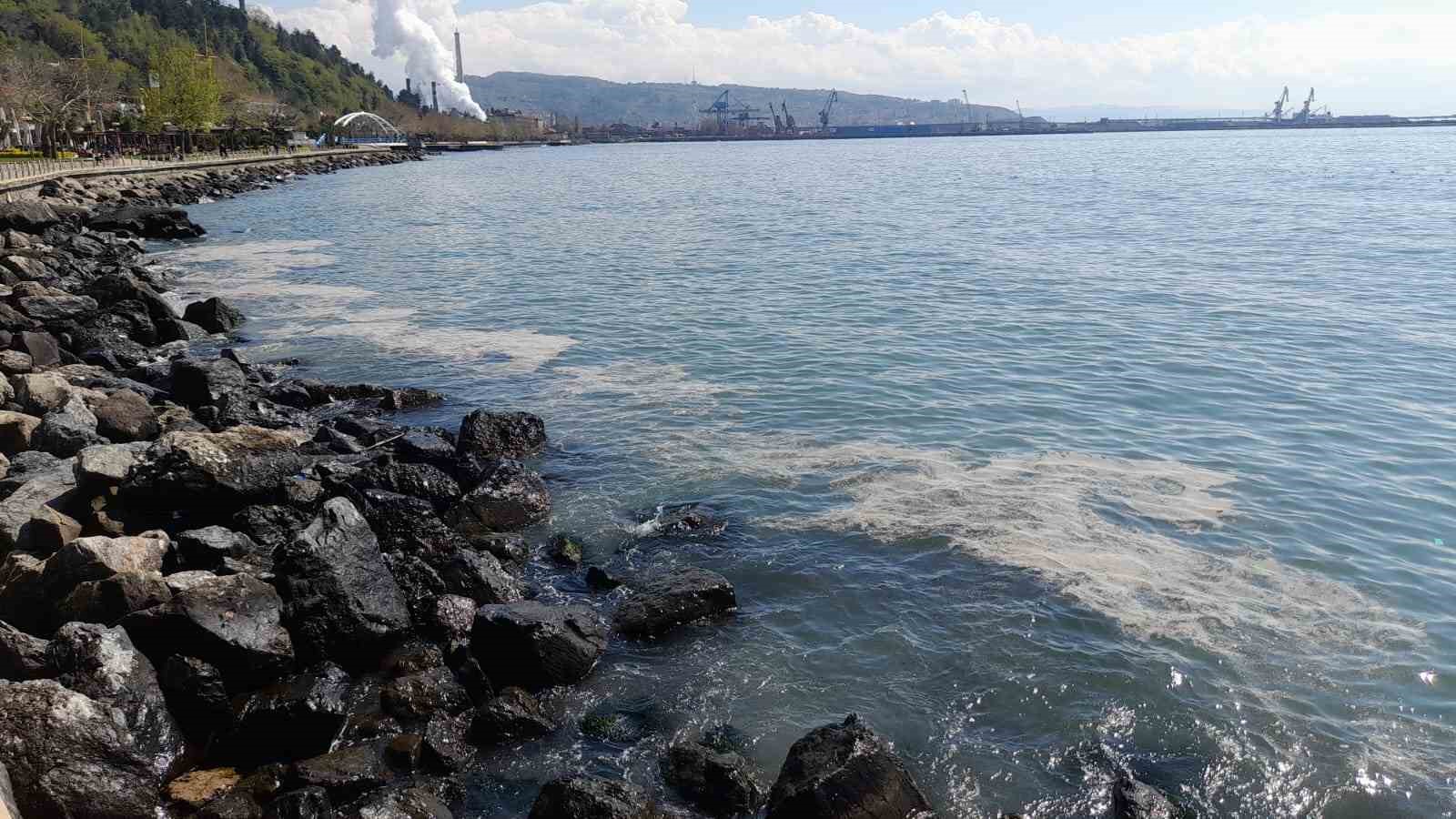 ZONGULDAK'IN EREĞLİ İLÇESİNDEKİ SAHİL KIYISINDA DENİZ KİRLİLİĞİ MEYDANA GELDİ.