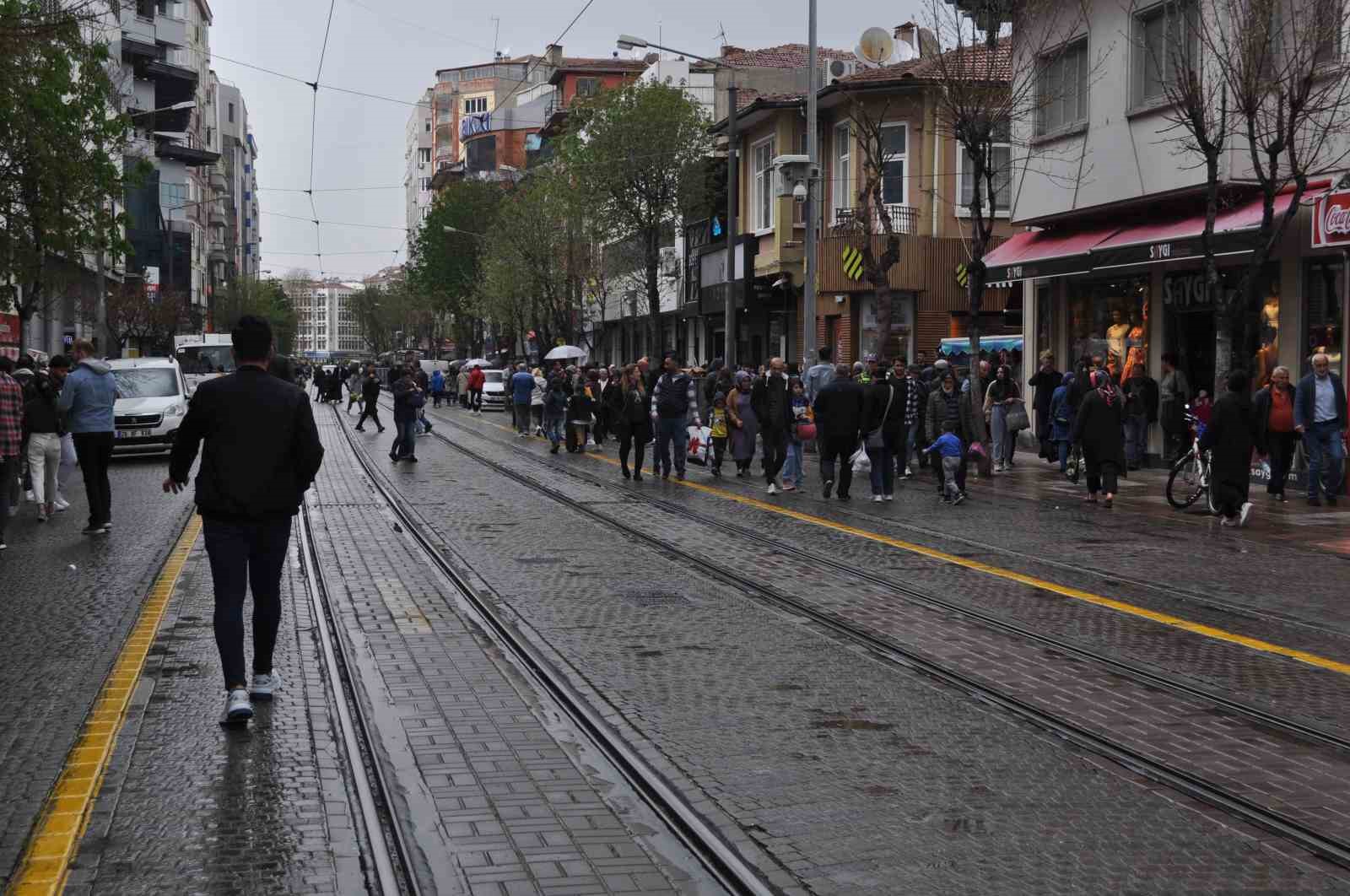 YAĞMUR SONUCUNDA ADETA SIRILSIKLAM OLAN İKİ EYLÜL CADDESİNDEN BİR KARE