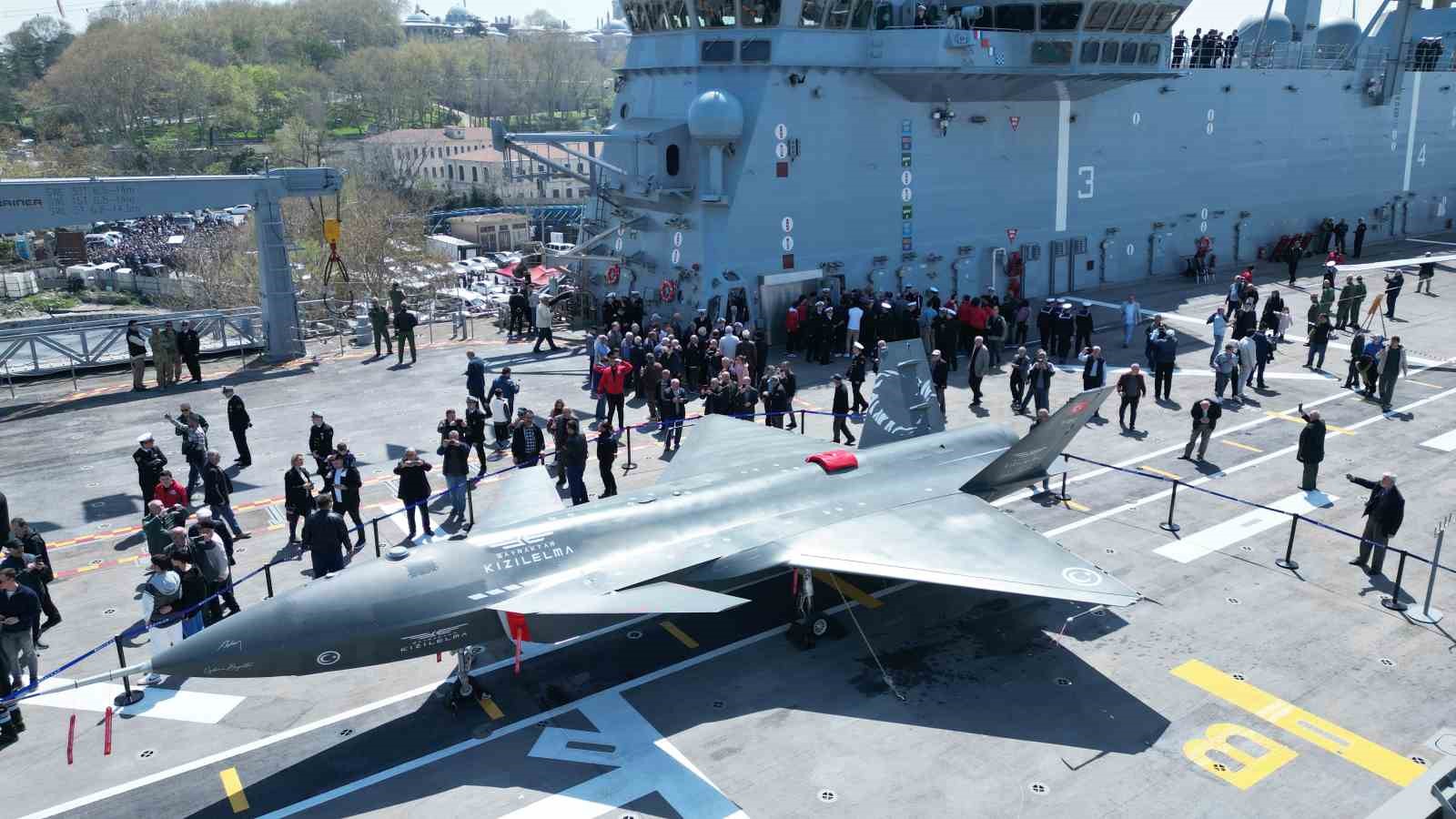 TÜRKİYE'NİN EN BÜYÜK ASKERİ GEMİSİ TCG ANADOLU’YA VATANDAŞLAR YOĞUN İLGİ